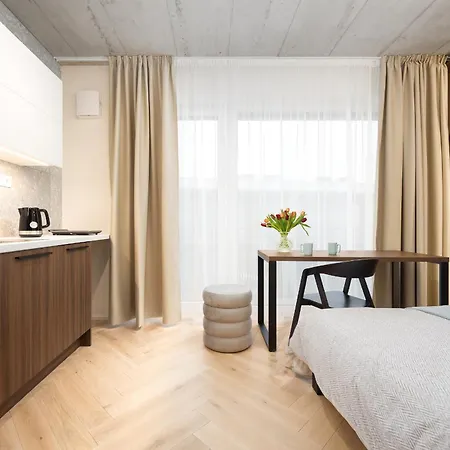 New With Balcony Nearby Center, Wifi 500mbs * ブルノ